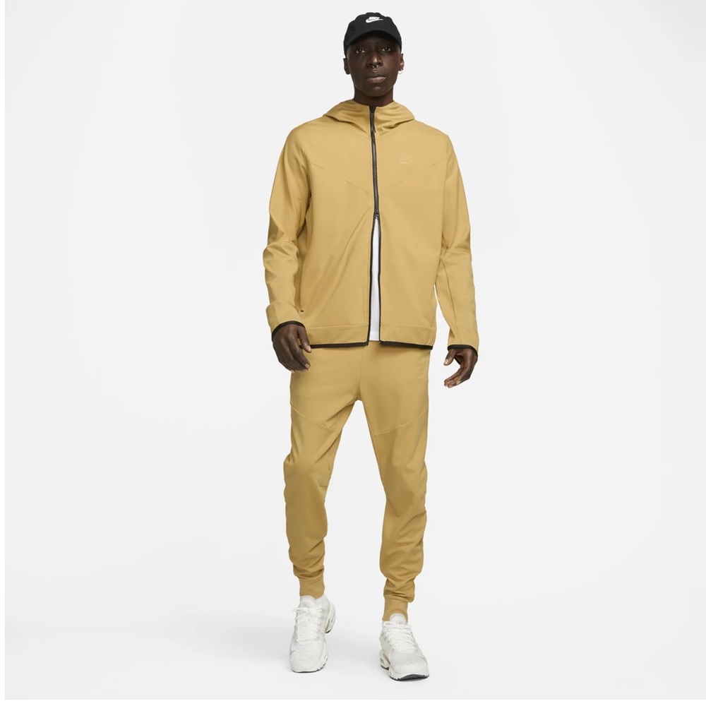 Nike Tech lightweight jacket.  Nwt.  Size M